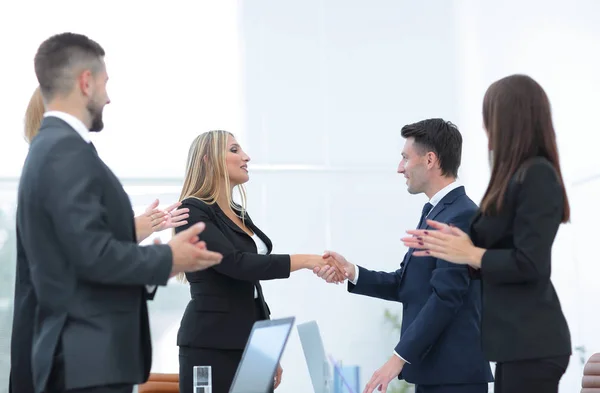 Kézfogás üzleti partnerek a szerződés megvitatása után — Stock Fotó