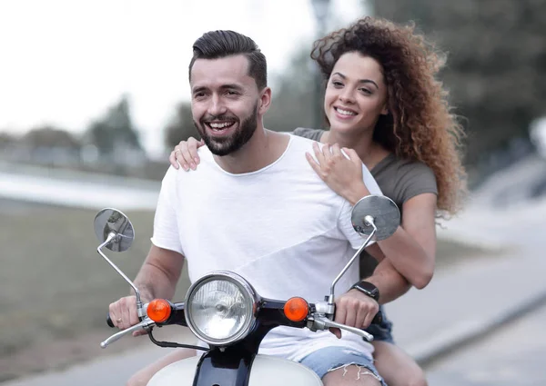 Pasangan bahagia mengemudi skuter bersemangat pada liburan musim panas — Stok Foto