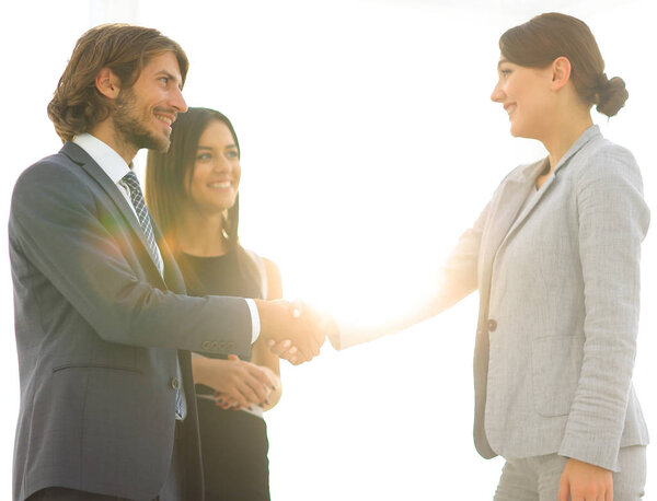 Бизнесмены пожимают руки в комнате с большим оконным туалетом