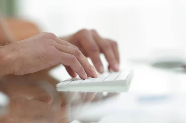 Nahaufnahme der Eingabe von Text auf der Computertastatur. — Stockfoto