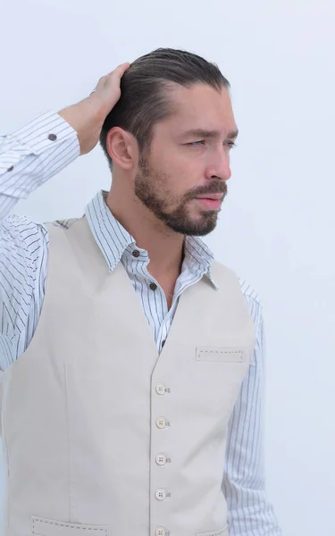 Ritratto di uomo attraente in posa mentre fissa i suoi capelli alla moda — Foto Stock