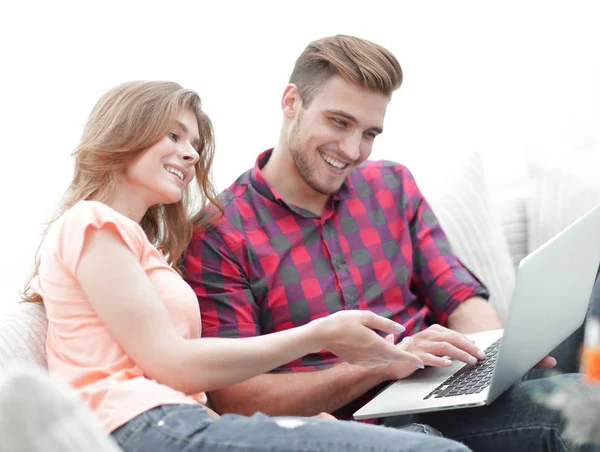 Närbild av ungt par med laptop — Stockfoto
