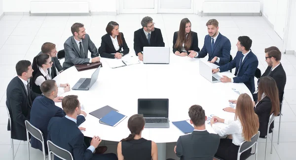 Geschäftspartner im Konferenzraum treffen. — Stockfoto