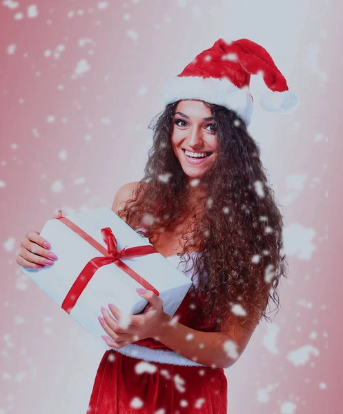 クリスマス サンタ女性の肖像画を保持のクリスマス プレゼント. — ストック写真