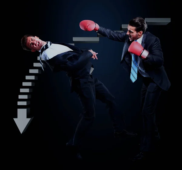 Dos jóvenes empresarios boxeando contra fondo oscuro . — Foto de Stock