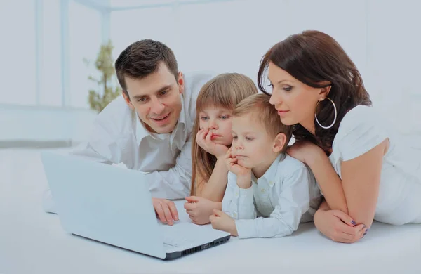 Látszó levegőbe laptop lelkesen család. — Stock Fotó