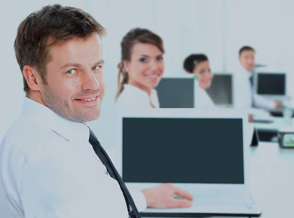 Retrato de um empresário homem feliz exibindo laptop de computador no escritório . — Fotografia de Stock