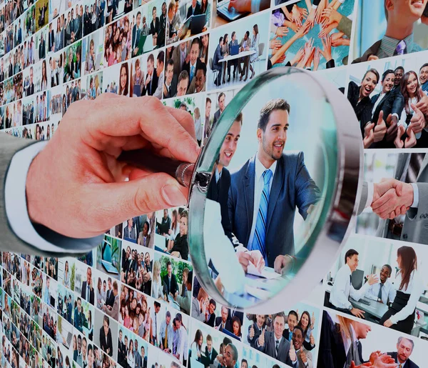 Conceito de recursos humanos, lupa procurando pessoas — Fotografia de Stock