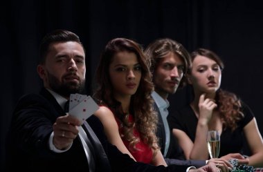 Şampanya ile poker zaferini kutluyor.