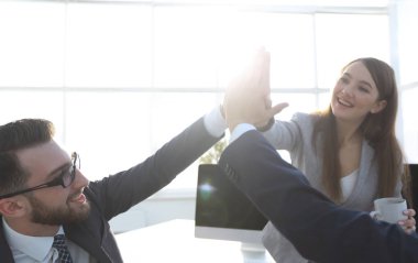 İş adamları birbirlerine beşlik çakıyor.