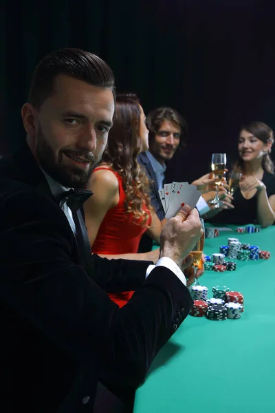 Schöner Mann spielt im Casino — Stockfoto