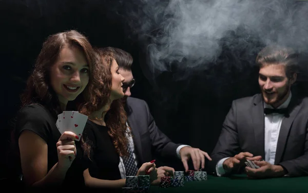 Mujer sonriente con la combinación ganadora de cartas — Foto de Stock