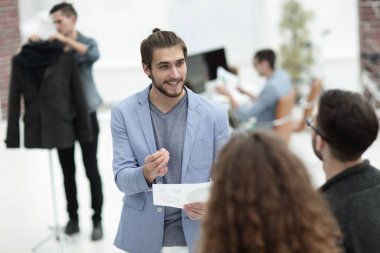 ofiste çalışan tasarımcıların başarılı takım.