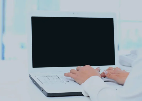 Person tippt auf einem modernen Laptop. — Stockfoto