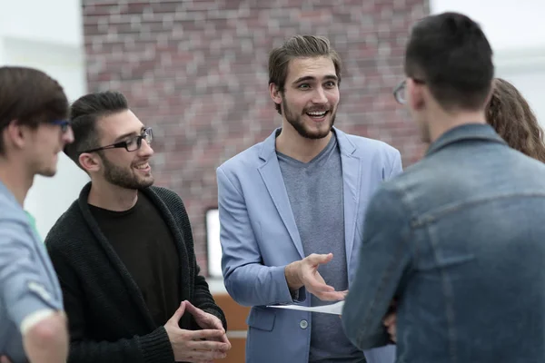 Grupo de empresários discutindo questões — Fotografia de Stock