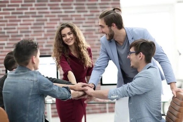 Primer plano. equipo empresarial mostrando su unidad — Foto de Stock