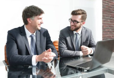 Office masada oturan iki iş adamları portresi