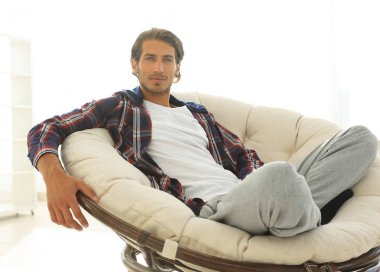 başarılı adam modern oturma odasında dinleniyor.