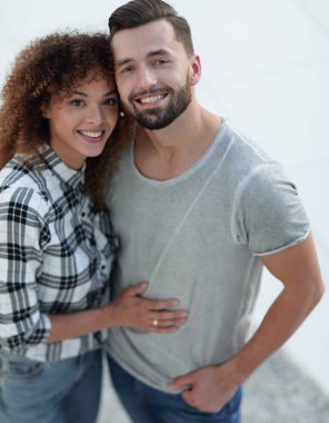 Üstten Görünüm modern genç çift ayakta yeni oturma odasında