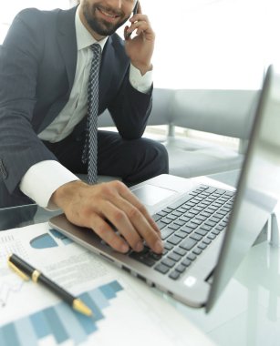 ön plan işadamı Smartphone'da konuşuyor