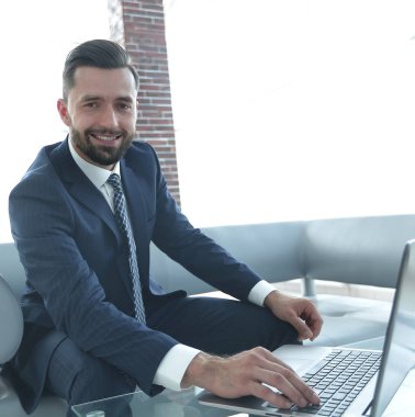 modern insan ofis lobisinde laptop çalışma.