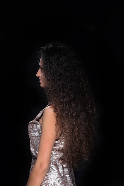 Widok z boku z atrakcyjną kobietę z kręconymi włosami na białym tle — Zdjęcie stockowe