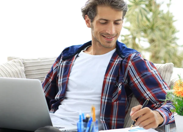 Ragazzo sicuro di sé che lavora con il computer portatile da casa. concetto di freelance — Foto Stock