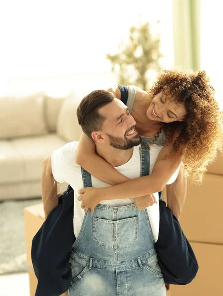 Retrato de um casal apaixonado em um novo apartamento vazio . — Fotografia de Stock