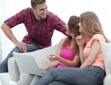 söz, kanepede oturan öğrencilerin grup.