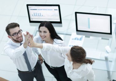 Başarılı iş adamları birbirlerine beşlik çakıyor. .