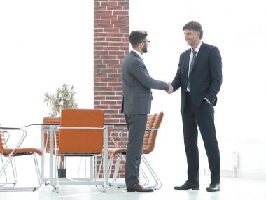 İki iş adamları el ofiste sallamak.