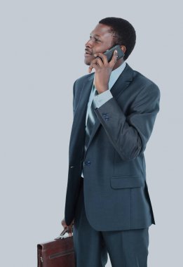 cep telefonuyla konuşurken onun ceket omzunun üzerinden tutan genç girişimci.