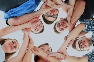 dostluk, genç ve kavram - eller üst üste gülümseyen genç grup.