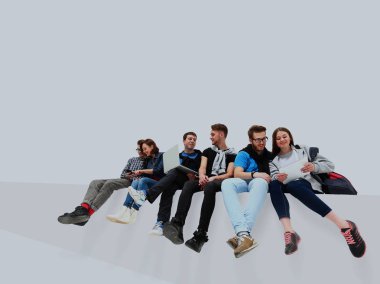 Nedensel grup izole katta oturan insan.