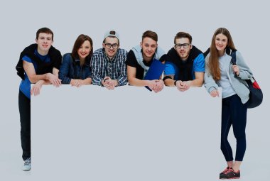 Tam uzunlukta portre emin üniversite öğrencilerinin boş billboard beyaz arka plan görüntüleme.