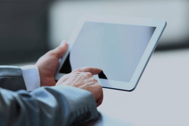 Dijital tablet tutan işadamı.