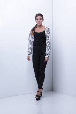 ileri yürüyüş üzgün genç kadın.