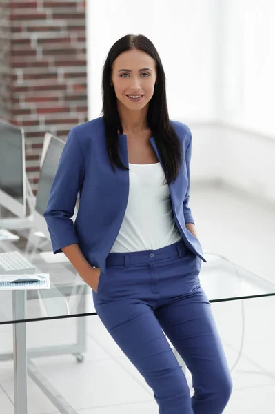 Ritratto di donna d'affari di successo in piedi nel suo ufficio . — Foto Stock
