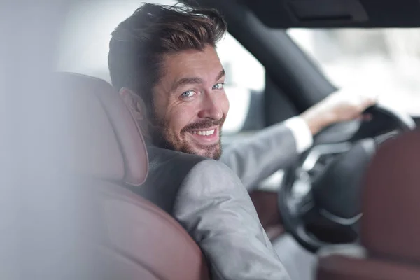 Uomo di successo seduto al volante di una prestigiosa auto — Foto Stock
