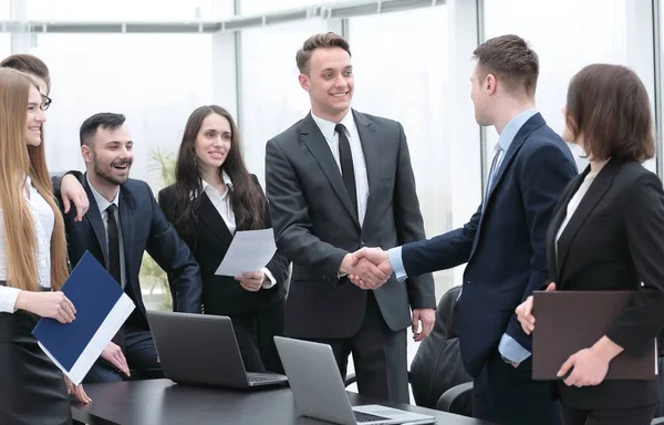Handskakning affärspartner vid ett möte på kontoret — Stockfoto