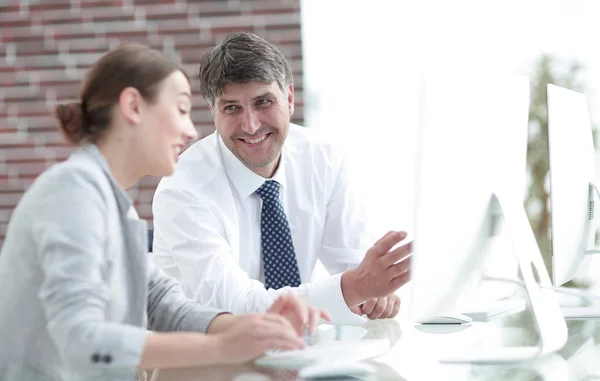 Gerente y asistente de trabajo con un PC — Foto de Stock