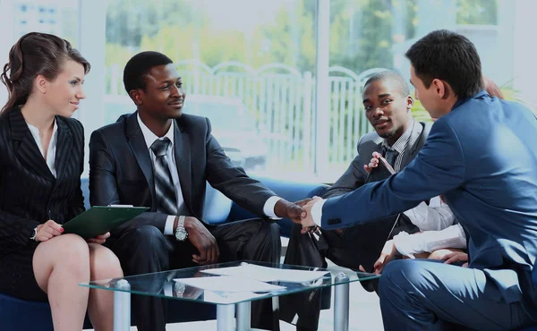 Dos hombres de negocios estrechando la mano con su equipo en la oficina . — Foto de Stock