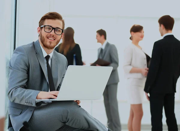 Retrato de un joven hombre de negocios guapo con gente de fondo en la reunión de la oficina. — Foto de Stock