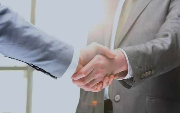 Un apretón de manos. Dos hombres de negocios dando la mano en la oficina . — Foto de Stock