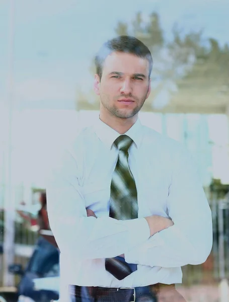 Zakenman kijkt door het raam. — Stockfoto