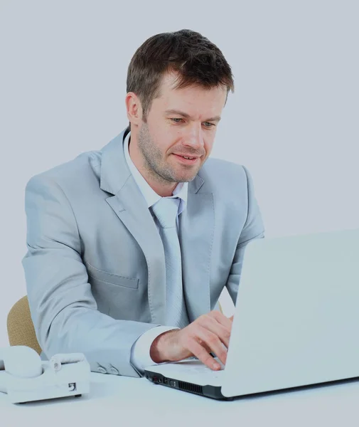 Retrato de jovem homem de negócios confiante com laptop . — Fotografia de Stock