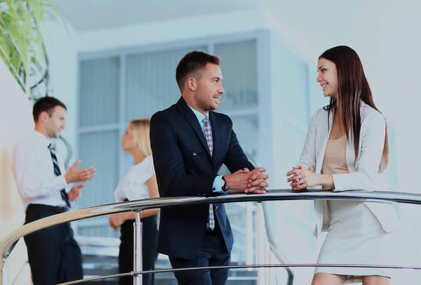 Socios de negocios discutiendo en las escaleras . —  Fotos de Stock