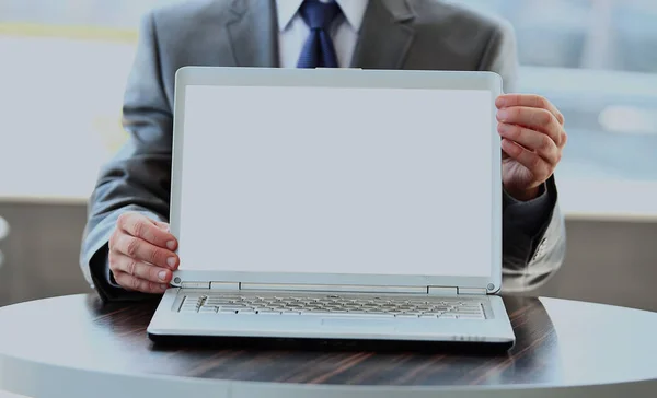 Laptop mit leerem Bildschirm nützlich für die Komposition. — Stockfoto