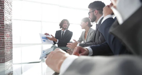 Equipe de negócios discutindo uma nova apresentação . — Fotografia de Stock