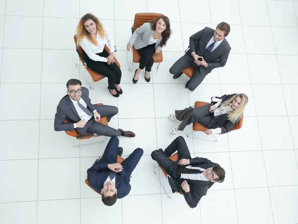 Framgångsrik verksamhet team sitter i en cirkel — Stockfoto